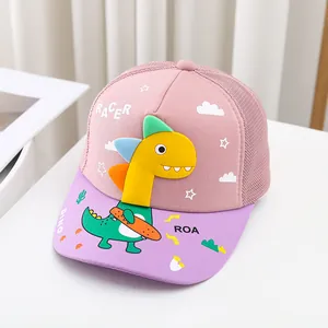 Detalle de gorra de béisbol de malla rosa y morada con dinosaurio 3D y visera impresa