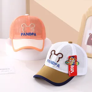 Détail de casquettes en mesh pour enfants avec broderie PANDPA et petites oreilles d'ours
