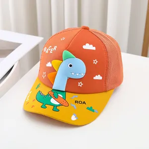 Detalle de gorra de malla infantil con dinosaurio 3D y estampado de dinosaurio skater