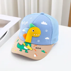 Detalle de la malla transpirable trasera y de la gorra azul de dinosaurio para niños