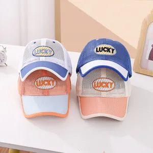 Détail de casquettes de baseball en maille pour enfants avec broderie LUCKY colorée