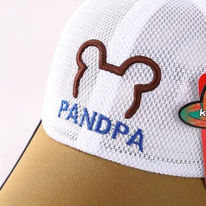 Détail de la broderie panda sur casquette filet enfant avec visière kaki