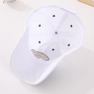 Vue détaillée de l'intérieur de la casquette blanche avec écusson LUCKY et filet respirant