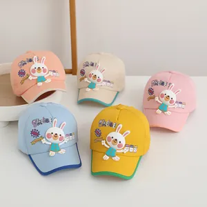 Gros plan de casquettes de baseball colorées avec oreilles de lapin 3D pour enfants et bébés