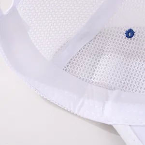Détail d'une casquette de baseball en mesh blanc montrant le bandeau et l'œillet bleu