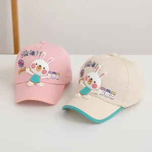 Détail de casquettes enfant rose et beige avec lapin 3D et lettrage Smile