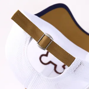 Détail de la boucle métallique réglable et du filet respirant sur la casquette enfant