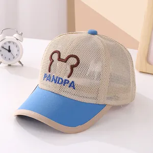 Détail d'une casquette filet enfant respirante avec broderie ours et visière bleue