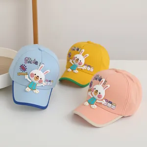 Détail de casquettes de baseball pour enfants avec oreilles de lapin 3D et patchs de lait