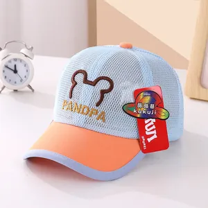 Détail de la casquette d'été pour enfants avec broderie panda et visière orange