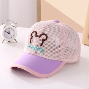 Détail du filet rose et visière violette sur casquette enfant avec broderie oursons