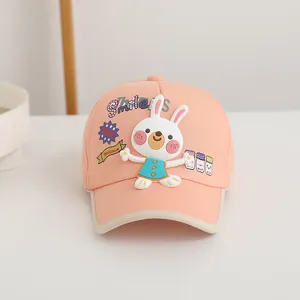 Détail de la casquette rose en coton pour enfant avec écusson lapin 3D et motifs