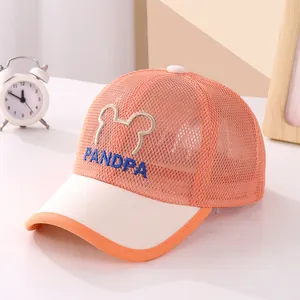 Détail d'une casquette enfant en maille orange avec broderie Panda et visière beige