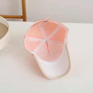 Détail de la casquette de baseball rose pour bébé avec sangle réglable et coutures