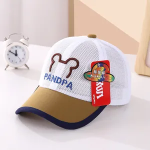 Détail du tissu en maille blanche respirante et broderie d'ours sur la casquette enfant