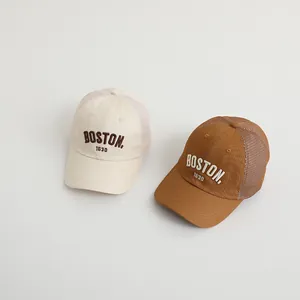 Λεπτομέρεια από ρετρό καπέλα trucker με κέντημα Boston 1630 σε κρεμ και καφέ αποχρώσεις