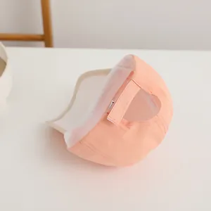Détail de la casquette enfant pêche avec sangle velcro réglable et bord en plastique clair