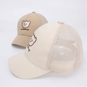 Dettaglio del retro in rete traspirante e del ricamo Luckybear sui cappellini per bambini