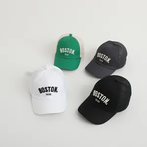 Λεπτομέρεια από τέσσερα παιδικά καπέλα trucker με κέντημα Boston και δίχτυ