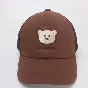 Dettaglio del cappellino trucker marrone con ricamo a forma di orso e scritta Lucky Bear