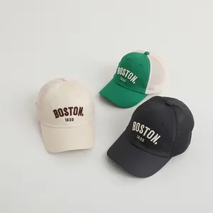 Τρία ρετρό καπέλα μπέιζμπολ Boston με κέντημα σε μπεζ, σκούρο πράσινο και γκρι