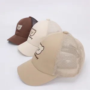 Set di tre cappellini mesh per bambini con ricamo a orsetto in marrone, beige e kaki