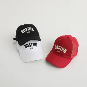 Λεπτομέρεια κεντήματος BOSTON 1630 σε διχτυωτά καπέλα μπέιζμπολ σε μαύρο, κόκκινο και λευκό