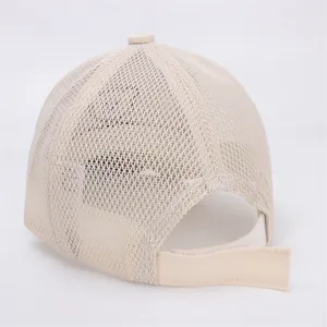 Dettaglio della struttura a rete traspirante e cinturino posteriore regolabile del cappello