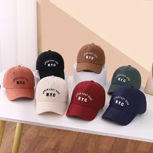 Detalle de varias gorras de béisbol de algodón con bordado de Upper East Side NYC