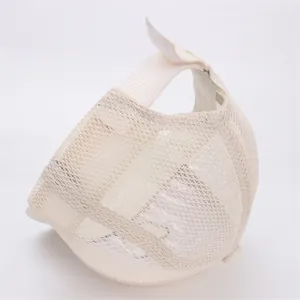 Dettaglio della museruola in rete traspirante beige con cinturini in velcro regolabili