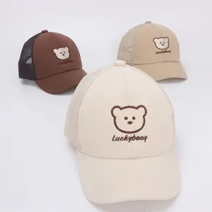 Dettaglio della rete posteriore e ricamo Luckybear su cappellini per bambini