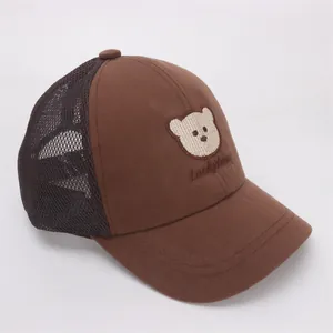 Dettaglio del ricamo dell'orso e della rete traspirante sul cappello marrone bimbo