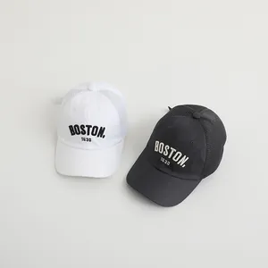 Κάτοψη καπέλων μπέιζμπολ με κέντημα BOSTON σε λευκό και σκούρο γκρι χρώμα