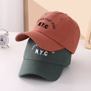 Detalle del bordado de NYC en gorras de béisbol de algodón en naranja y verde oscuro