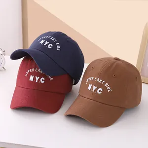 Tres gorras de algodón para niños con bordado NYC en azul marino, granate y marrón