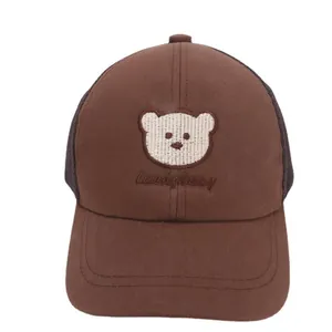 Cappellino baseball marrone a rete con ricamo orsetto per bambini dai 2 ai 6 anni