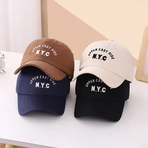 Detalle de gorras de béisbol de algodón bordado NYC en marrón, azul marino, beige y negro