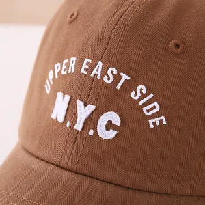 Primer plano detallado del bordado blanco de NYC en una gorra de béisbol de algodón