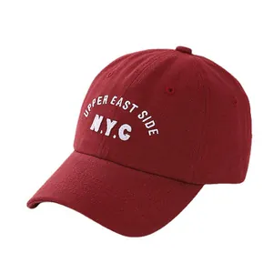 Gorra burdeos para niños con bordado de NYC Upper East Side sobre fondo blanco