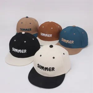 Dettaglio di cinque cappellini hip-hop con ricamo 'SUMMER' e visiere piatte