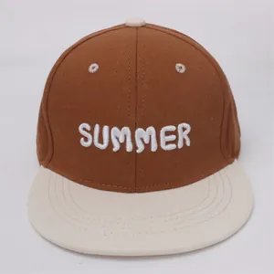 Dettaglio del cappellino hip hop con ricamo Summer 3D e contrasto bicolore netto