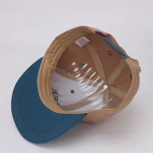 Vista interna di un cappellino snapback in cotone al 100% con cinturino regolabile blu