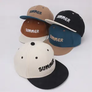 Dettaglio di cinque varianti di colore di cappellini snapback con ricamo Summer