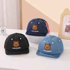 Trois couleurs de casquettes en denim pour bébé avec broderie d'ours mignonne