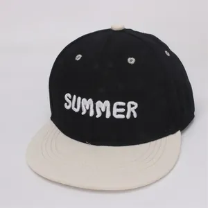 Berretto hip hop per bambini con ricamo SUMMER e design a contrasto bianco e nero