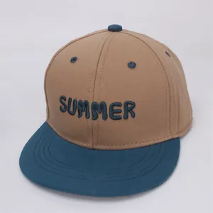 Dettaglio del logo ricamato Summer su un cappellino da baseball bicolore a tesa piatta