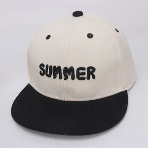 Dettaglio del testo 'SUMMER' ricamato sul davanti di un cappellino snapback in cotone
