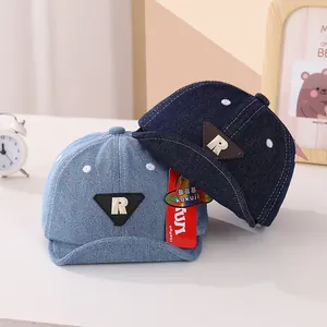 Berretto da baseball in denim per neonati con toppa R in blu chiaro e scuro