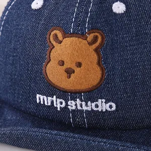 Casquette de baseball bébé en denim bleu avec broderie ours et texte mrlp studio blanc