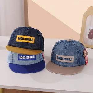 Kinderhonkbalpet van denim met platte klep en KUKUJI-letterpatches in contrastkleuren